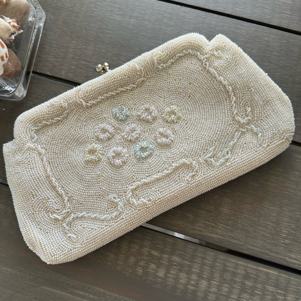 Vintage Richere white beaded top handle, kiss Lock 1950s.